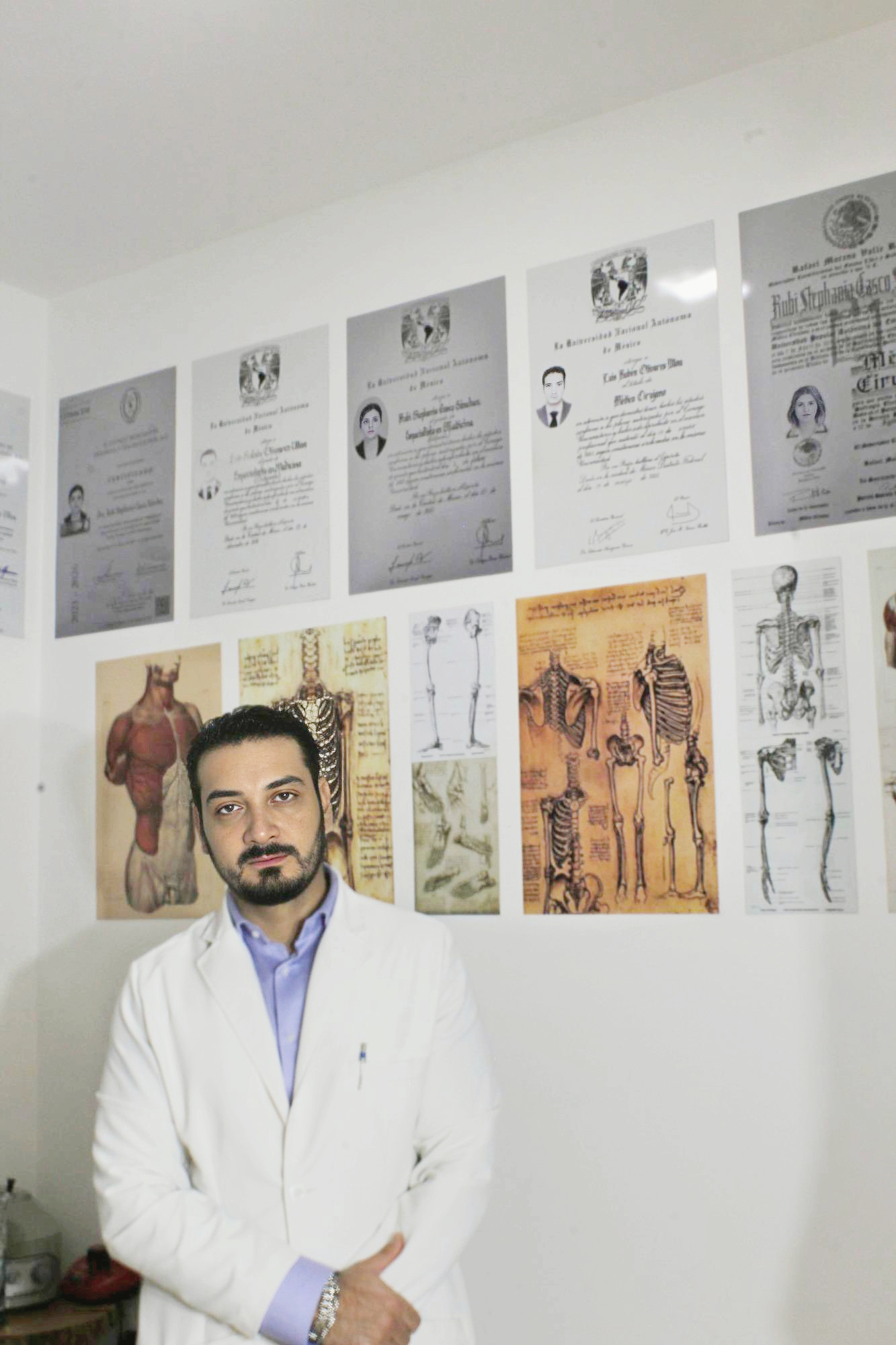 Dr. Luis Olivares Ulloa en su consultorio de traumatología y ortopedia