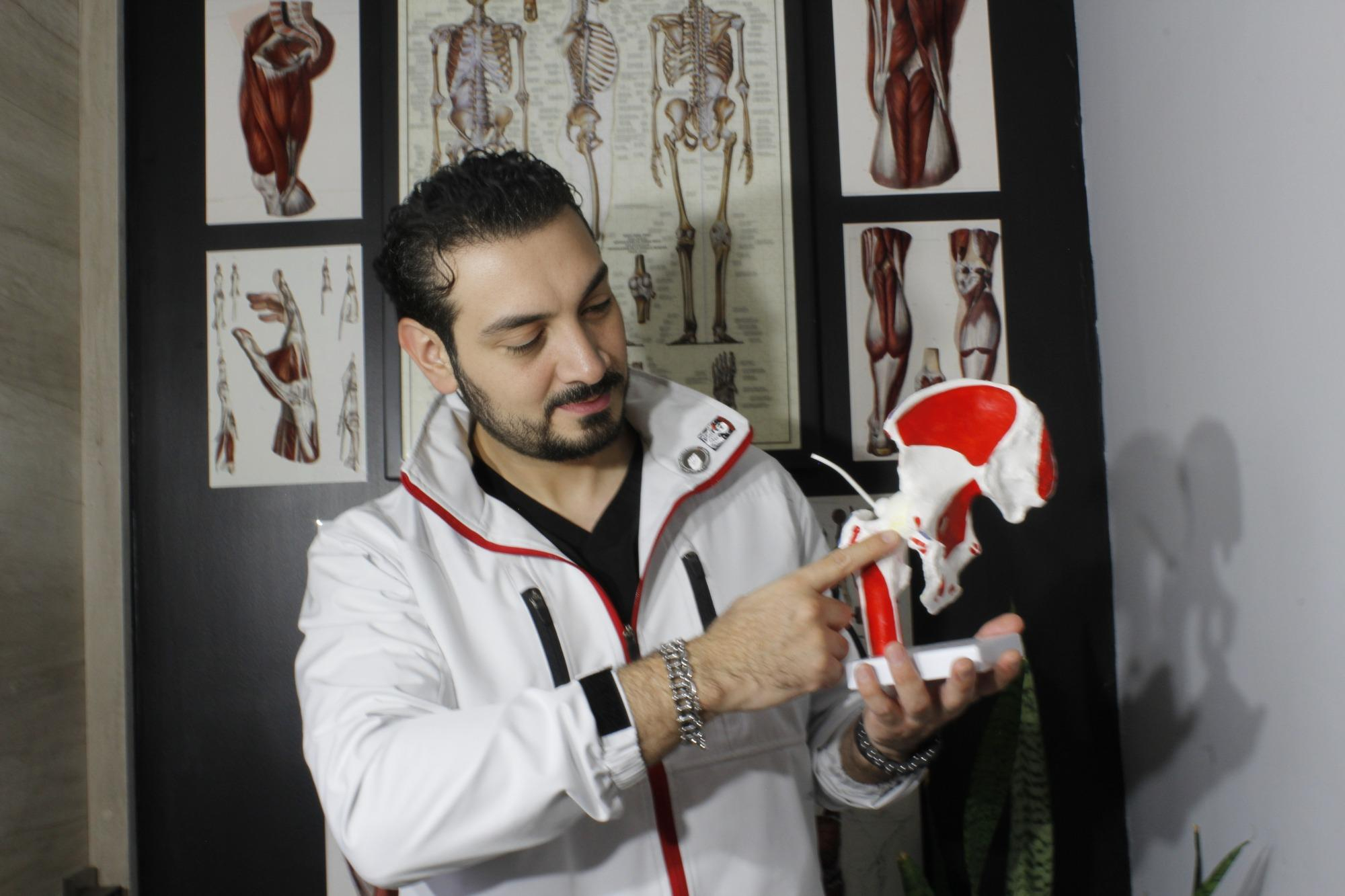 Dr. Luis Olivares explicando la anatomía de la pelvis y la cadera